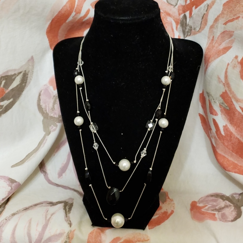 Classy Black and Pearl Necklace